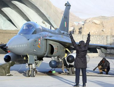 Η ινδική αεροπορία ζητά μαχητικά Tejas MK1A - Στον αέρα η προμήθεια F-16 και Gripen; (βίντεο)